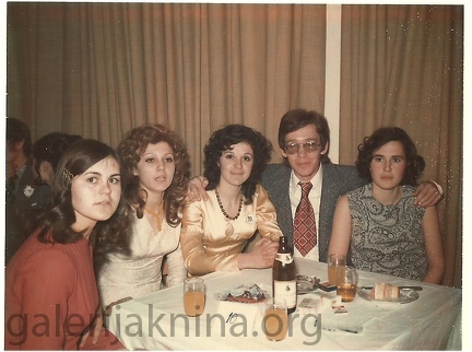 thumbnail Maturalni ples 1973. Blaženka Maričić i Nada (Jelić), Nikica Škarica, Pera Teskera i Rada x