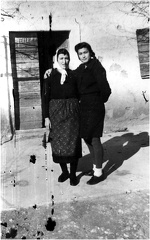 thumbnail Krvavica Maša i Jelka baka i majka Zvonimira Jelića, oko 1945.