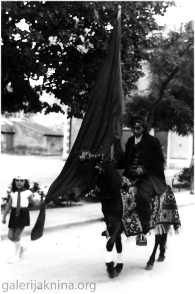 Blaženka Maričić, (vodi konja) Slet 1960.jpg