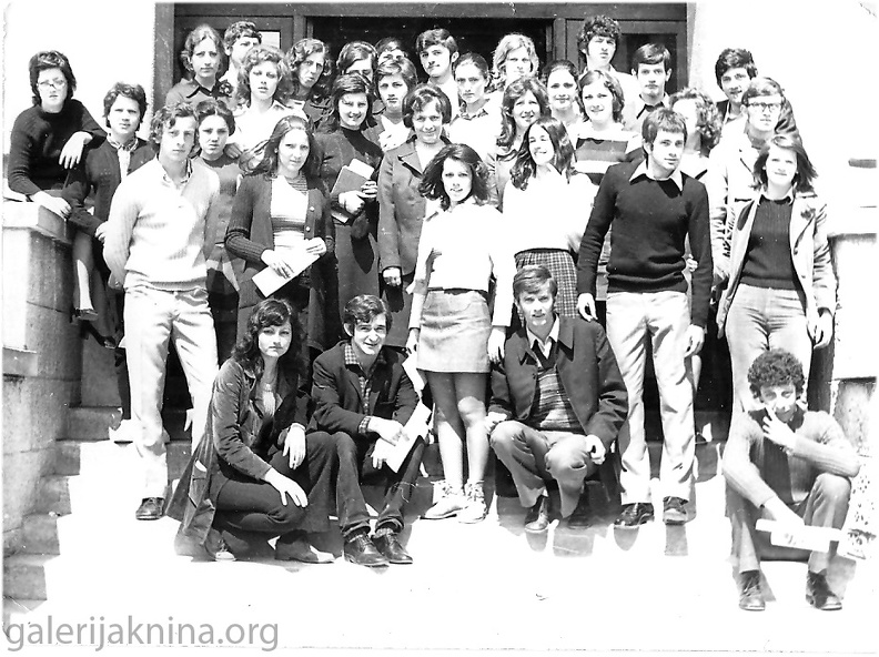 Kninski maturanti 1972. IVc razred, nakon podjele svjedodžbi.jpg