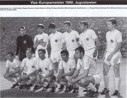 Vicešampioni Evrope 1968. Stoje Ilija Pantelić, Blagoje Paunović, Vahidin Musemić, Mirsad Fazlagić, Milan Damjanović i Ilija Petković - čuče Dragan Holcer, Dobrivoje Trivić, Miroslav Pavlović, Jovan Aćimović i Dragan Džajić