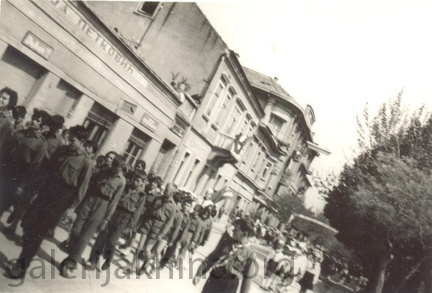Odred izviđača učestvuje u defileu.